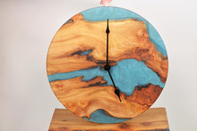 Charger l&#39;image dans la visionneuse de la galerie, Large blue &amp; green resin, Scottish Elm wall hanging clock, 50cm Diameter, clock could be rotate to any hanging position.
