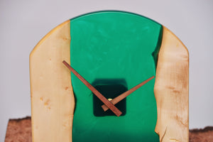 Green epoxy resin oak wood hanging wall clock, 30 cm diameter.