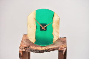 Green epoxy resin oak wood hanging wall clock, 30 cm diameter.