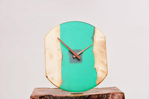 Green epoxy resin oak wood hanging wall clock, 30 cm diameter.